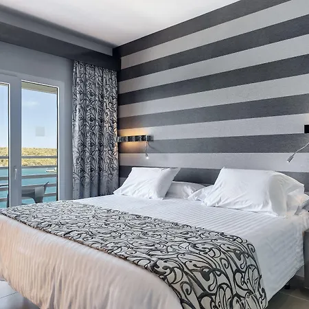 Barcelo Hamilton Menorca - Adults Only מלון אס קסטיי